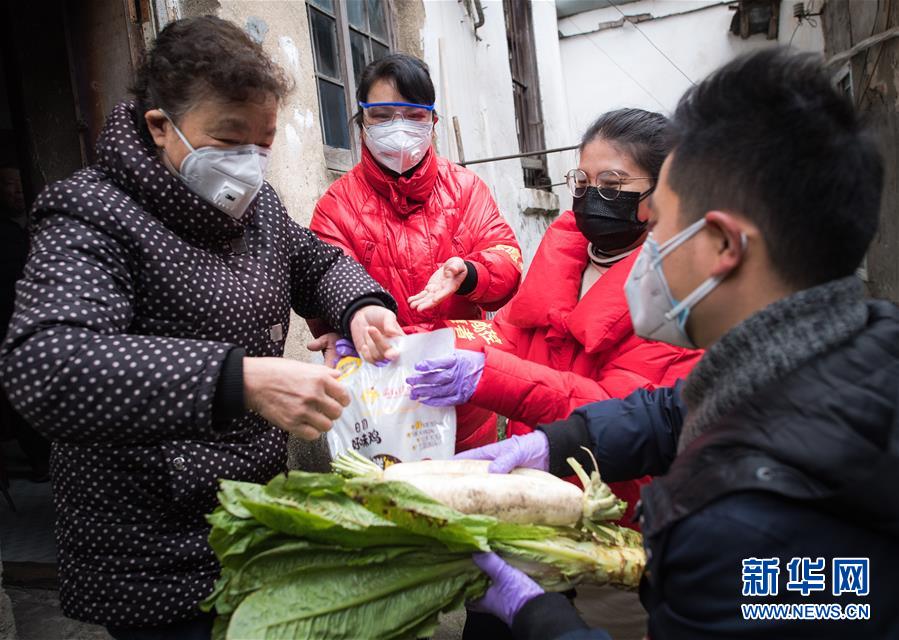 （新華全媒頭條·圖文互動）（10）守望相助，堅忍不拔——致敬武漢戰(zhàn)“疫”中千千萬萬個平凡英雄