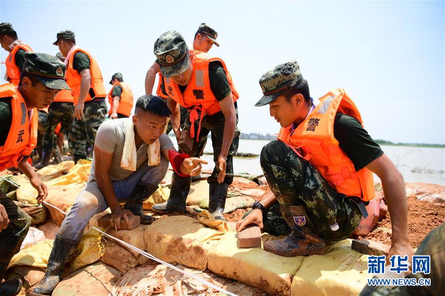 （防汛抗洪·圖文互動(dòng)）（2）洪水不退，子弟兵誓死不退——解放軍和武警部隊(duì)官兵參與洪澇災(zāi)害搶險(xiǎn)救援記事