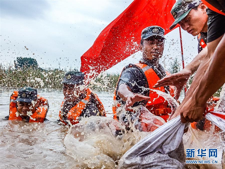 （防汛抗洪·圖文互動(dòng)）（9）洪水不退，子弟兵誓死不退——解放軍和武警部隊(duì)官兵參與洪澇災(zāi)害搶險(xiǎn)救援記事