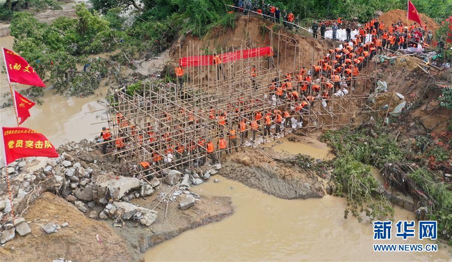 （防汛抗洪·圖文互動(dòng)）（10）洪水不退，子弟兵誓死不退——解放軍和武警部隊(duì)官兵參與洪澇災(zāi)害搶險(xiǎn)救援記事