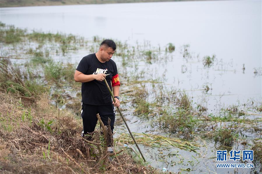 （防汛抗洪·圖文互動）（2）在大堤上成長，為人民守護(hù)——洪水中的青年“生力軍”