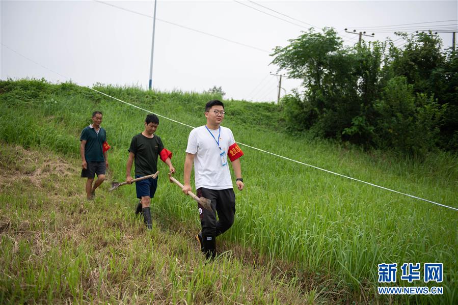 （防汛抗洪·圖文互動）（3）在大堤上成長，為人民守護(hù)——洪水中的青年“生力軍”