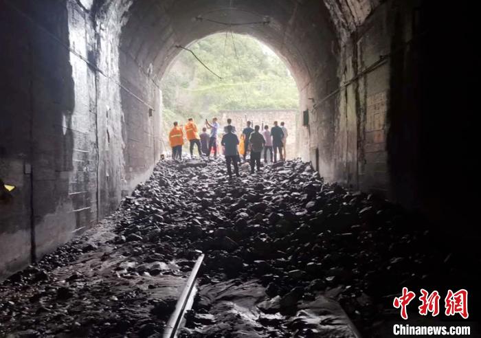 成昆鐵路四川漢源段因暴雨泥石流災(zāi)害通行中斷