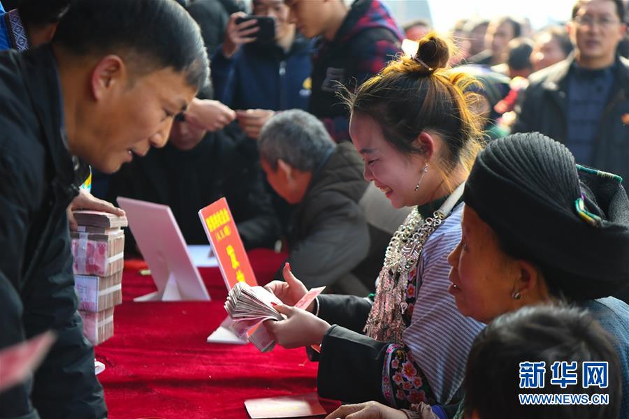 （在習(xí)近平新時(shí)代中國(guó)特色社會(huì)主義思想指引下——新時(shí)代新作為新篇章·總書(shū)記關(guān)切脫貧事·圖文互動(dòng)）（4）精準(zhǔn)扶貧：提速脫貧奔小康