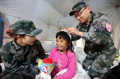 夫妻軍醫(yī)地震災(zāi)區(qū)攜手救援