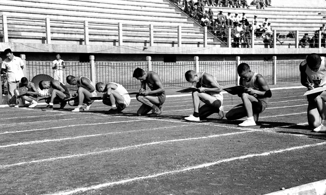 1952年8月2日，慶祝中國人民解放軍建軍25周年全軍運動會在北京舉行，運動員在進行識字賽跑比賽。新華社記者岳國芳攝