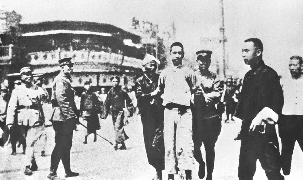 1927年4月12日 “四?一二”反革命政變，國民黨反動派捕殺大批共產(chǎn)黨員和工人、學(xué)生、群眾