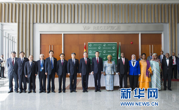 5月5日，中國(guó)國(guó)務(wù)院總理李克強(qiáng)在亞的斯亞貝巴非洲聯(lián)盟總部會(huì)見非盟委員會(huì)主席祖馬。這是會(huì)見后，李克強(qiáng)同祖馬參加集體合影。新華社記者王曄攝