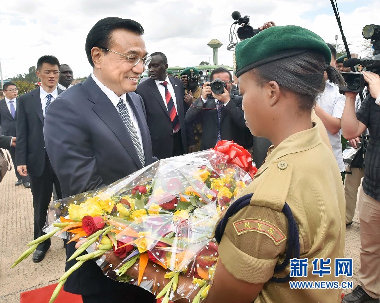 5月11日，中國國務(wù)院總理李克強(qiáng)參觀肯尼亞國家青年服務(wù)隊(duì)。這是服務(wù)隊(duì)隊(duì)員向李克強(qiáng)敬獻(xiàn)鮮花。 新華社記者 李濤 攝