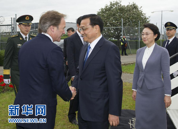 6月16日，應英國首相卡梅倫邀請，國務院總理李克強乘專機抵達倫敦希思羅機場，開始對英國進行正式訪問。李克強總理夫人程虹同機抵達。這是英國政府高級官員到機場迎接李克強總理和夫人。新華社記者 黃敬文 攝