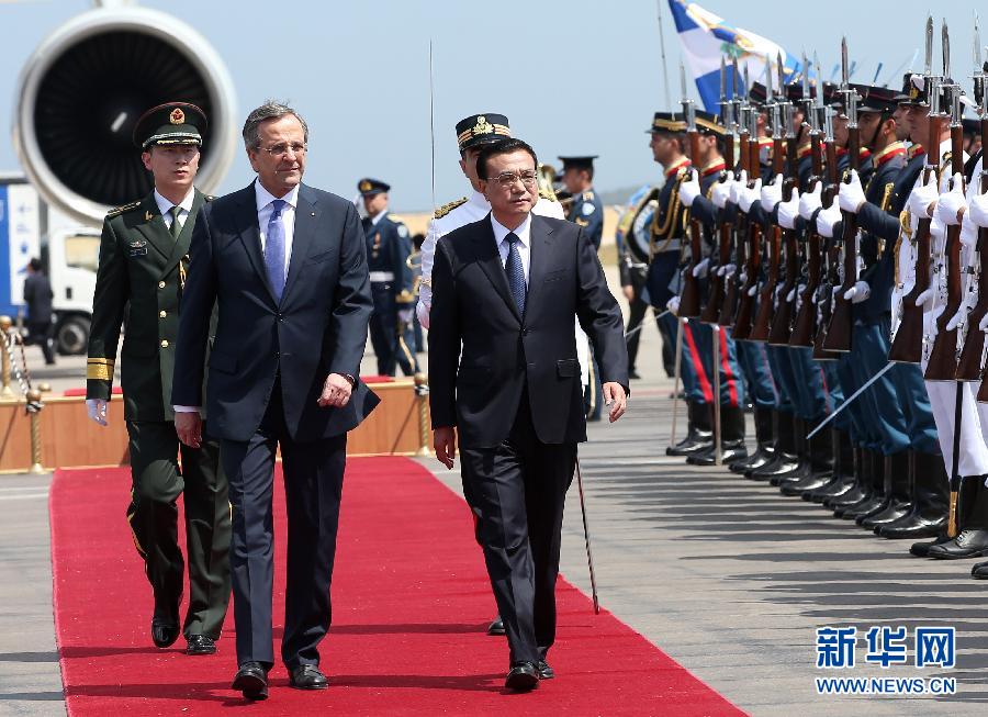 6月19日，國務(wù)院總理李克強(qiáng)乘專機(jī)抵達(dá)雅典國際機(jī)場，開始對希臘進(jìn)行正式訪問。希臘總理薩馬拉斯在機(jī)場為李克強(qiáng)舉行隆重的歡迎儀式。這是李克強(qiáng)在薩馬拉斯的陪同下檢閱儀仗隊(duì)。新華社記者 龐興雷 攝