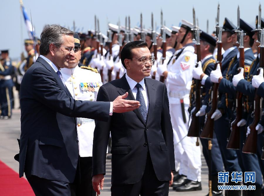 6月19日，國務(wù)院總理李克強(qiáng)乘專機(jī)抵達(dá)雅典國際機(jī)場，開始對希臘進(jìn)行正式訪問。希臘總理薩馬拉斯在機(jī)場為李克強(qiáng)舉行隆重的歡迎儀式。這是李克強(qiáng)在薩馬拉斯的陪同下檢閱儀仗隊(duì)。新華社記者 龐興雷 攝  