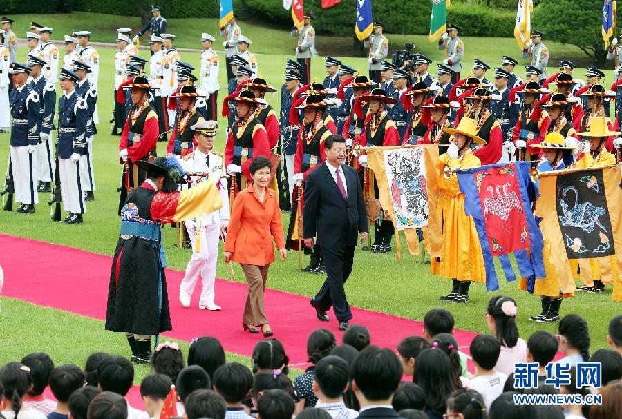 7月3日，國家主席習(xí)近平在首爾同韓國總統(tǒng)樸槿惠舉行會(huì)談。會(huì)談前，樸槿惠在青瓦臺(tái)總統(tǒng)府為習(xí)近平舉行隆重歡迎儀式。 新華社記者姚大偉攝 