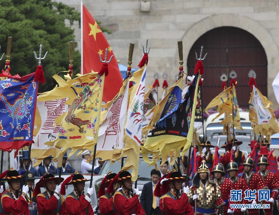 7月3日，韓國總統(tǒng)樸槿惠在青瓦臺(tái)總統(tǒng)府舉行隆重儀式，歡迎中國國家主席習(xí)近平對(duì)韓國進(jìn)行國事訪問。這是習(xí)近平的車隊(duì)在身著民族服裝的韓國禮儀隊(duì)伍引導(dǎo)下駛?cè)肭嗤吲_(tái)。新華社記者丁林?jǐn)z  