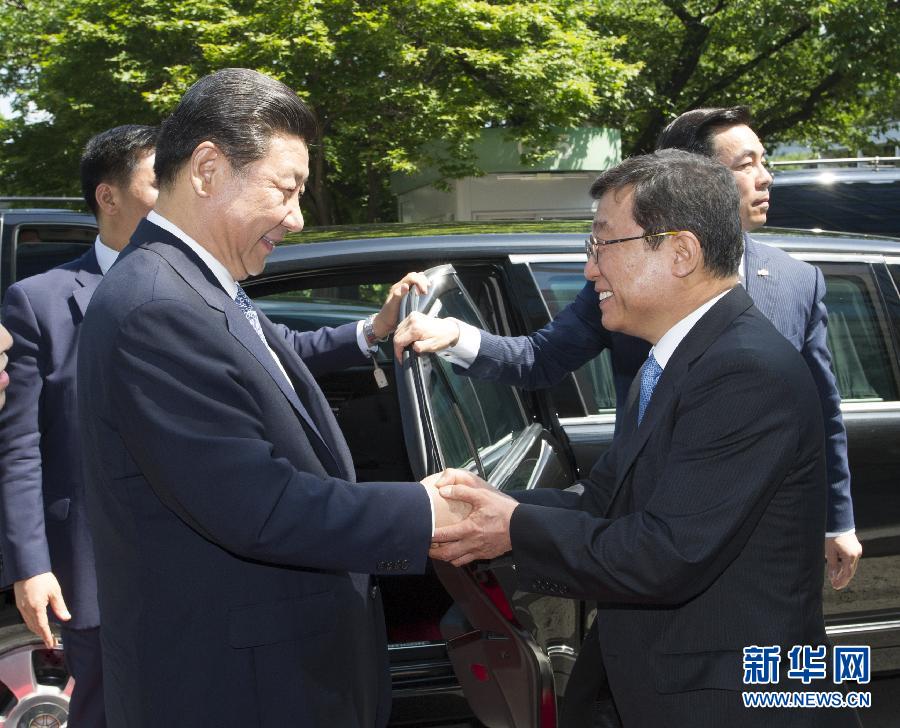 7月4日，國(guó)家主席習(xí)近平在韓國(guó)國(guó)立首爾大學(xué)發(fā)表題為《共創(chuàng)中韓合作未來(lái)　同襄亞洲振興繁榮》的重要演講。這是首爾大學(xué)校長(zhǎng)吳然天迎接習(xí)近平主席。新華社記者 謝環(huán)馳 攝 