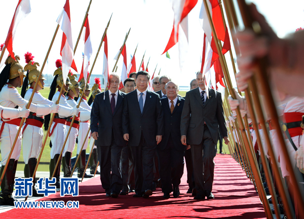 7月16日，國(guó)家主席習(xí)近平在巴西利亞會(huì)見巴西參議長(zhǎng)卡列羅斯和眾議長(zhǎng)阿爾維斯。這是習(xí)近平步入國(guó)會(huì)大廈。 新華社記者 劉建生 攝 