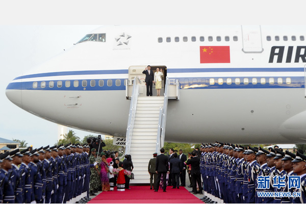 9月14日，國家主席習(xí)近平抵達(dá)馬累，開始對馬爾代夫進(jìn)行國事訪問。習(xí)近平和夫人彭麗媛在機(jī)場受到馬爾代夫總統(tǒng)亞明夫婦的熱情迎接。 新華社記者 張鐸 攝