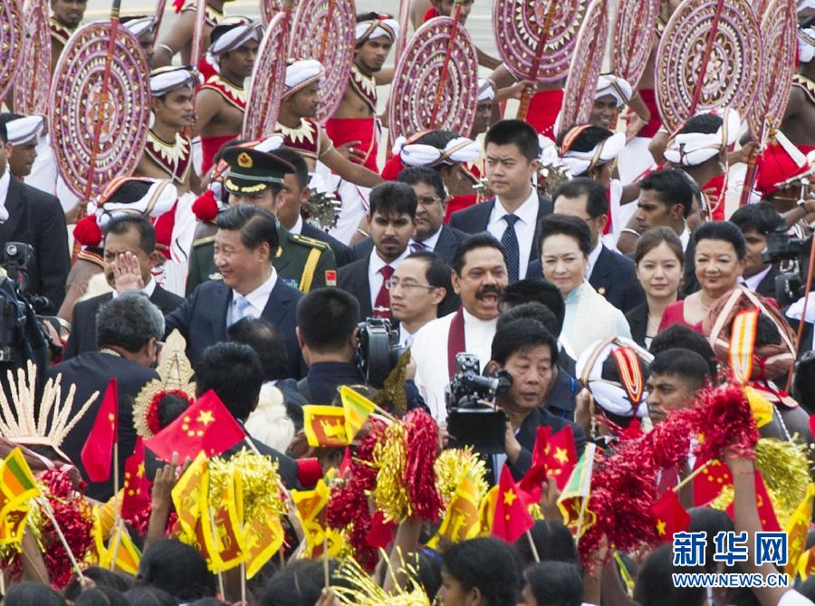 9月16日，國家主席習(xí)近平抵達(dá)科倫坡，開始對斯里蘭卡進(jìn)行國事訪問。在班達(dá)拉奈克國際機場，習(xí)近平和夫人彭麗媛受到拉賈帕克薩總統(tǒng)夫婦熱情迎接。新華社記者黃敬文攝 