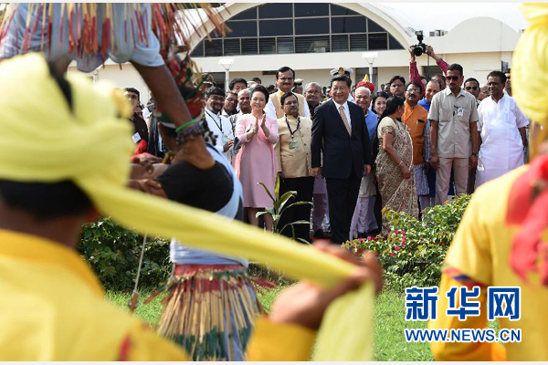 9月17日，國家主席習近平抵達古吉拉特邦艾哈邁達巴德市，開始對印度進行國事訪問。這是印度青年跳起古吉拉特邦傳統(tǒng)舞蹈，歡迎習近平和夫人彭麗媛。新華社記者 馬占成 攝