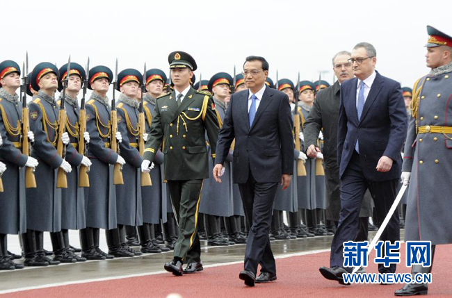 10月12日，中國國務(wù)院總理李克強(qiáng)乘專機(jī)抵達(dá)莫斯科，開始對俄羅斯進(jìn)行正式訪問并舉行中俄總理第十九次定期會晤。俄方在機(jī)場舉行隆重儀式，歡迎李克強(qiáng)總理。新華社記者 張鐸 攝