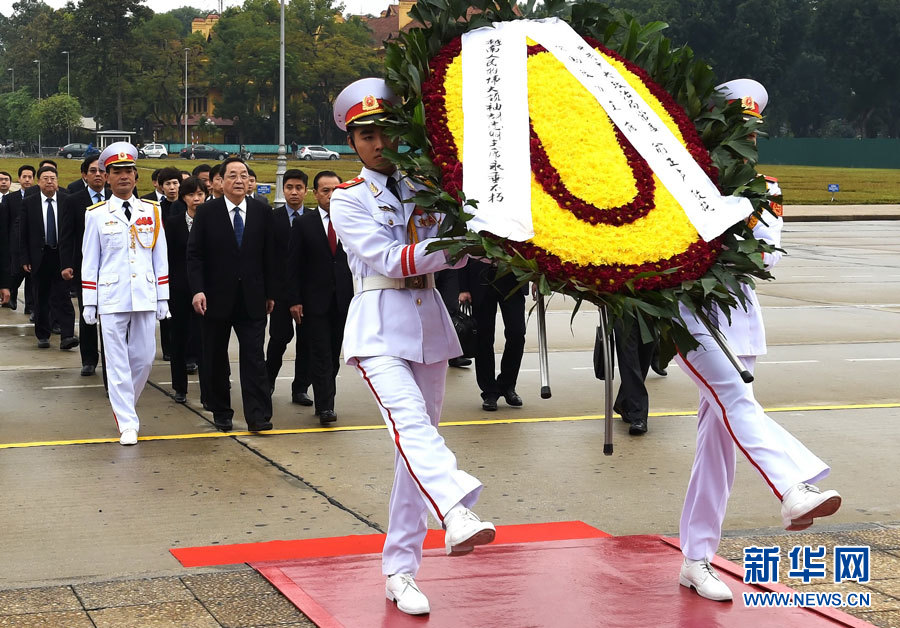 12月25日至27日，中共中央政治局常委、全國政協(xié)主席俞正聲對越南進行正式訪問。 這是12月27日，俞正聲在河內(nèi)瞻仰胡志明主席陵。新華社記者劉建生攝