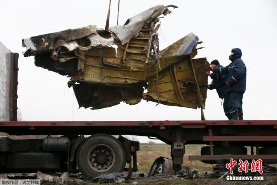 資料圖：2014年11月16日，烏克蘭頓涅茨克地區(qū)，墜毀MH17飛機(jī)事故現(xiàn)場成功搜尋到起落架的部分殘骸，一大塊機(jī)身殘片等。