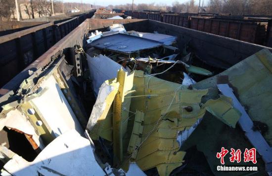 資料圖：烏克蘭頓涅茨克，MH17墜毀客機的殘骸裝上火車。圖片來源：CFP視覺中國