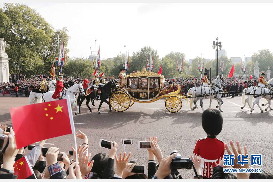 這是習近平和夫人彭麗媛在女王夫婦陪同下，乘坐皇家馬車前往白金漢宮下榻。新華社記者 周磊 攝