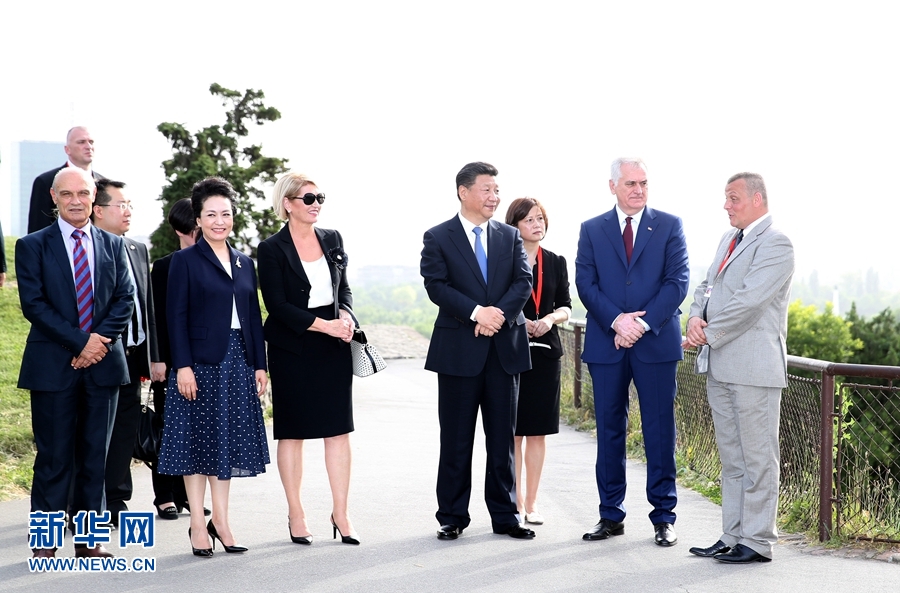 6月17日，中國(guó)國(guó)家主席習(xí)近平和夫人彭麗媛在塞爾維亞總統(tǒng)尼科利奇夫婦陪同下參觀具有悠久歷史的貝爾格萊德卡萊梅格丹公園。 新華社記者 馬占成 攝