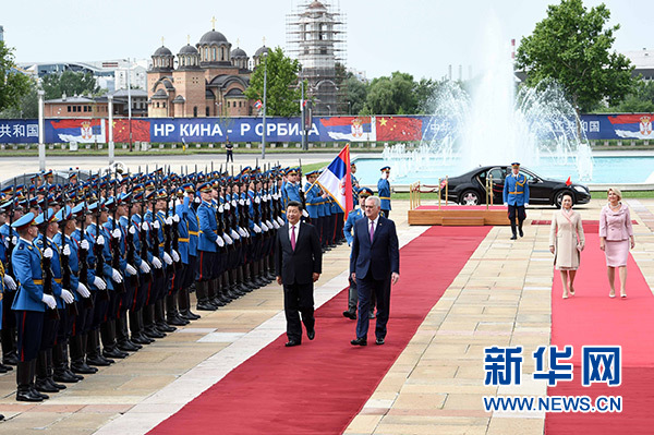 6月18日，國家主席習近平出席塞爾維亞總統(tǒng)尼科利奇在貝爾格萊德舉行的隆重歡迎儀式。 新華社記者饒愛民攝