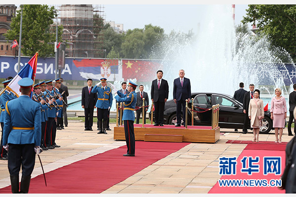  6月18日，國家主席習近平出席塞爾維亞總統(tǒng)尼科利奇在貝爾格萊德舉行的隆重歡迎儀式。 新華社記者馬占成攝