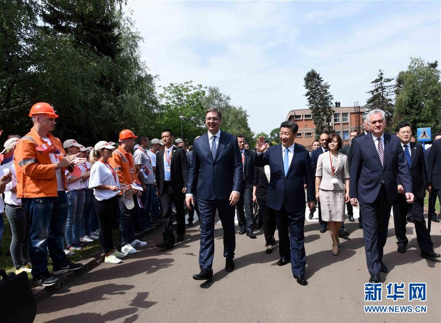 6月19日上午，國家主席習(xí)近平在貝爾格萊德參觀河鋼集團(tuán)塞爾維亞斯梅代雷沃鋼廠。習(xí)近平抵達(dá)時(shí)，塞爾維亞總統(tǒng)尼科利奇、總理武契奇在停車處熱情迎接。鋼廠工人和家屬、當(dāng)?shù)厥忻駭?shù)千人夾道歡迎。新華社記者 饒愛民 攝