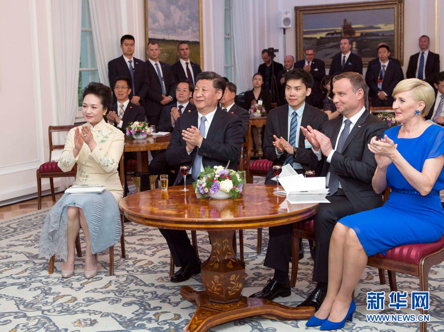 6月19日，國(guó)家主席習(xí)近平和夫人彭麗媛下午抵達(dá)波蘭首都華沙，當(dāng)晚即應(yīng)邀來(lái)到貝爾維德宮做客。這是習(xí)近平和彭麗媛同杜達(dá)夫婦共同欣賞波蘭馬佐夫舍民族歌舞團(tuán)的精彩演出。新華社記者 謝環(huán)馳 攝 