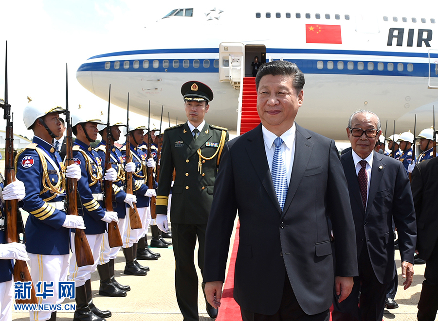 10月13日，國家主席習近平乘專機抵達金邊國際機場，開始對柬埔寨王國進行國事訪問。柬埔寨副首相兼王宮事務大臣貢桑奧親王和夏卡朋親王、阿倫公主等在舷梯旁熱情迎接習近平主席。新華社記者　謝環(huán)馳　攝