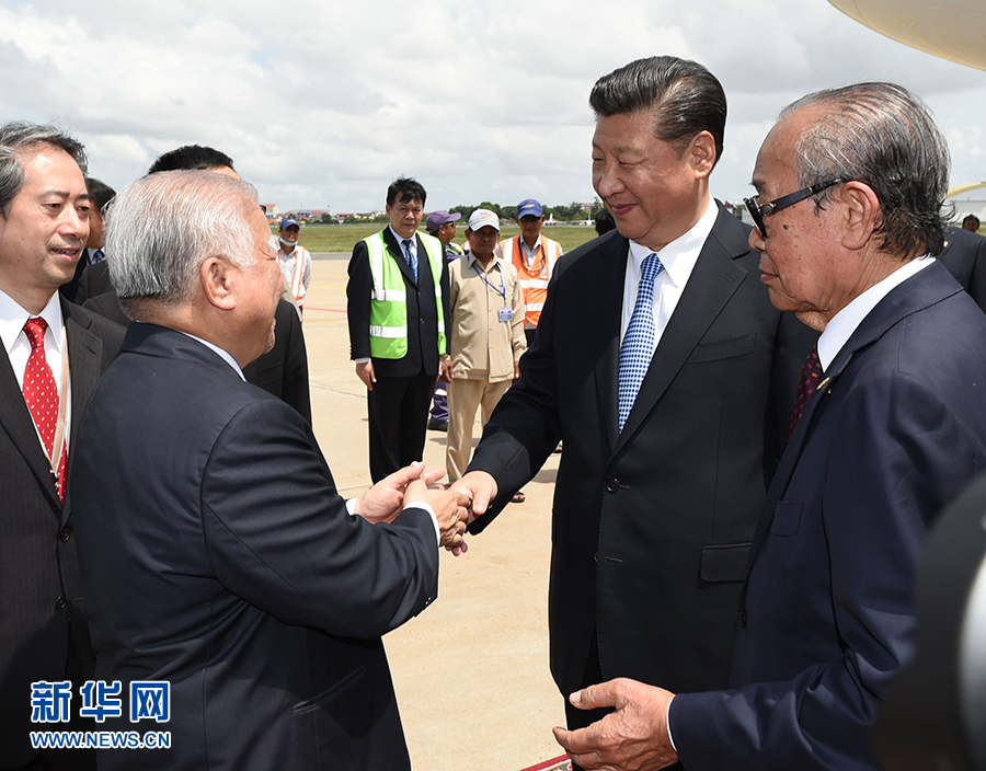 10月13日，國家主席習近平乘專機抵達金邊國際機場，開始對柬埔寨王國進行國事訪問。柬埔寨副首相兼王宮事務大臣貢桑奧親王和夏卡朋親王、阿倫公主等在舷梯旁熱情迎接習近平主席。新華社記者　謝環(huán)馳　攝