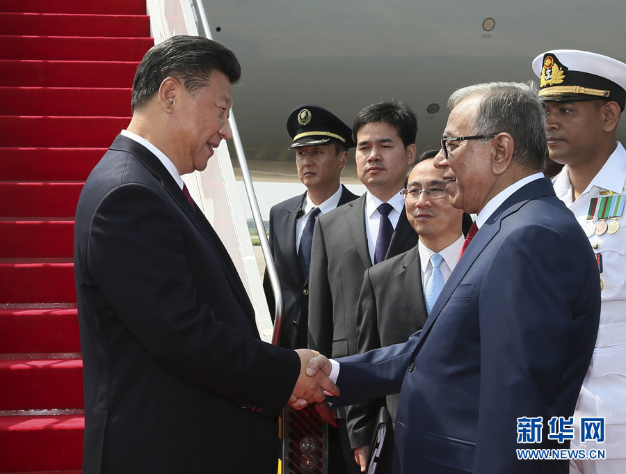 10月14日，國(guó)家主席習(xí)近平抵達(dá)達(dá)卡，開始對(duì)孟加拉人民共和國(guó)進(jìn)行國(guó)事訪問。這是孟加拉國(guó)總統(tǒng)哈米德在舷梯旁迎接習(xí)近平主席。 新華社記者蘭紅光 攝