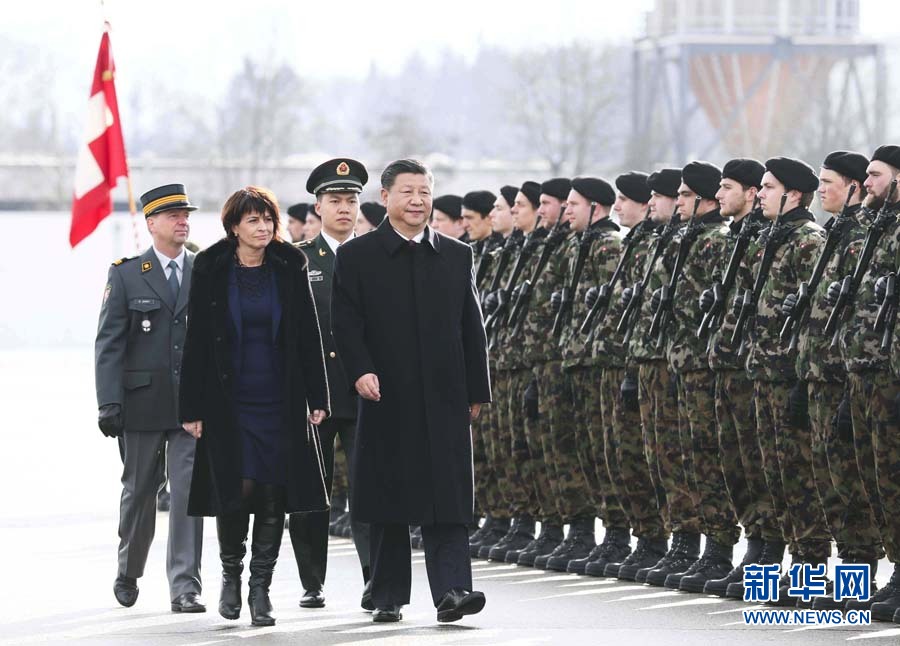 1月15日，國(guó)家主席習(xí)近平乘專機(jī)抵達(dá)蘇黎世，開(kāi)始對(duì)瑞士聯(lián)邦進(jìn)行國(guó)事訪問(wèn)。 這是習(xí)近平在瑞士聯(lián)邦主席洛伊特哈德陪同下檢閱儀仗隊(duì)。新華社記者 蘭紅光 攝