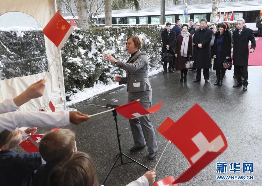 這是習(xí)近平和夫人彭麗媛在伯爾尼克爾薩茨火車站觀看瑞士童聲合唱團(tuán)表演。 新華社記者 蘭紅光 攝