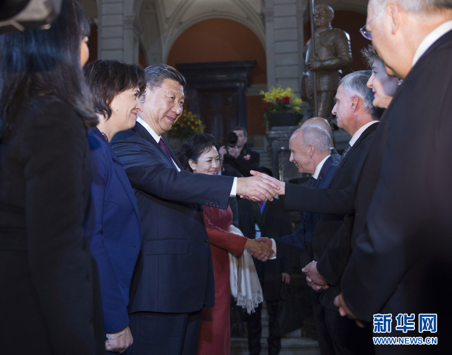 1月15日，國(guó)家主席習(xí)近平在伯爾尼出席瑞士聯(lián)邦委員會(huì)全體委員集體舉行的迎接儀式并致辭。 新華社記者 謝環(huán)馳 攝