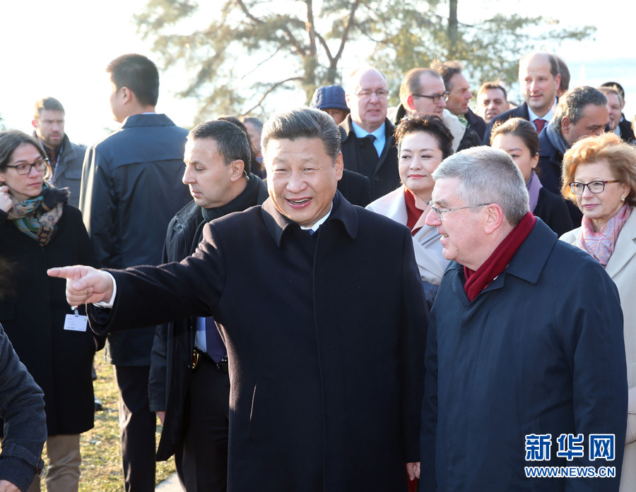 1月18日，國家主席習(xí)近平在瑞士洛桑國際奧林匹克博物館會(huì)見國際奧林匹克委員會(huì)主席巴赫。這是會(huì)見后，習(xí)近平和夫人彭麗媛在巴赫主席夫婦陪同下，參觀國際奧林匹克博物館。新華社記者 姚大偉 攝