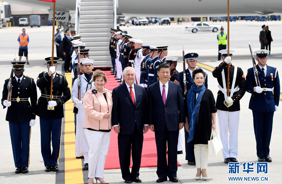 4月6日，國家主席習(xí)近平乘專機(jī)抵達(dá)美國佛羅里達(dá)州，將在海湖莊園同美國總統(tǒng)特朗普舉行中美元首會晤。習(xí)近平和夫人彭麗媛受到美國國務(wù)卿蒂勒森夫婦等熱情迎接。新華社記者 吳曉凌 攝