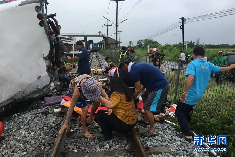 （國際）（1）泰國中部發(fā)生火車與巴士相撞事故