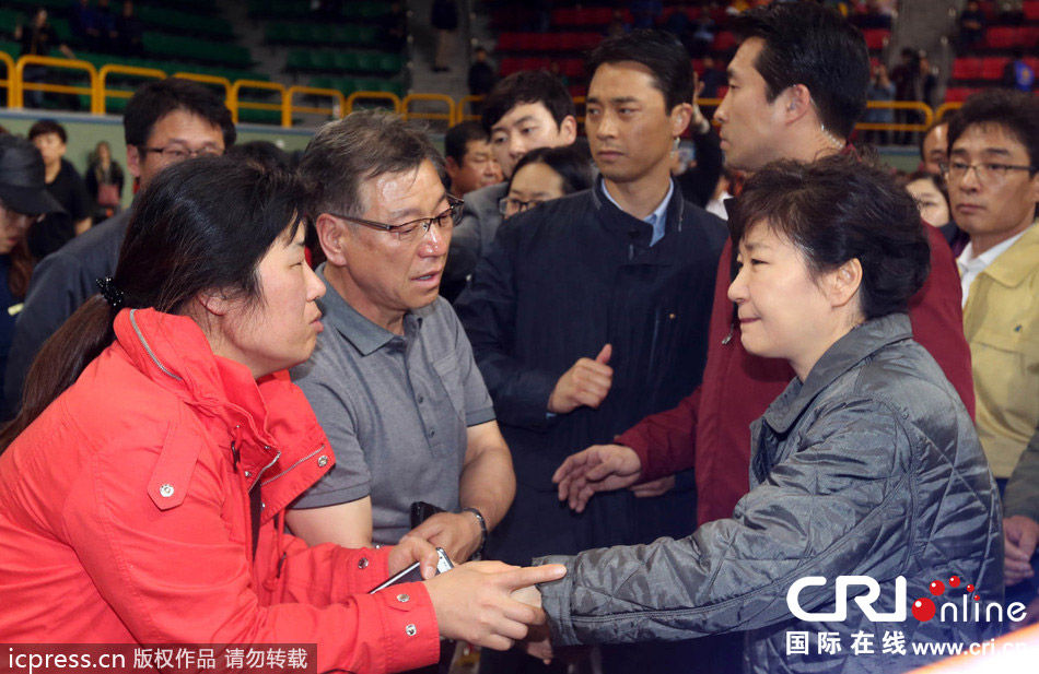 樸槿惠慰問沉沒客輪乘客家屬