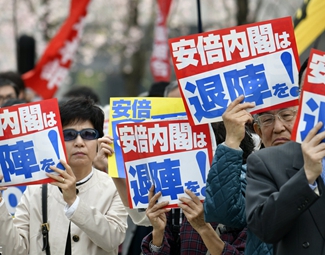 麻煩重重 安倍難逃“森友劫”？